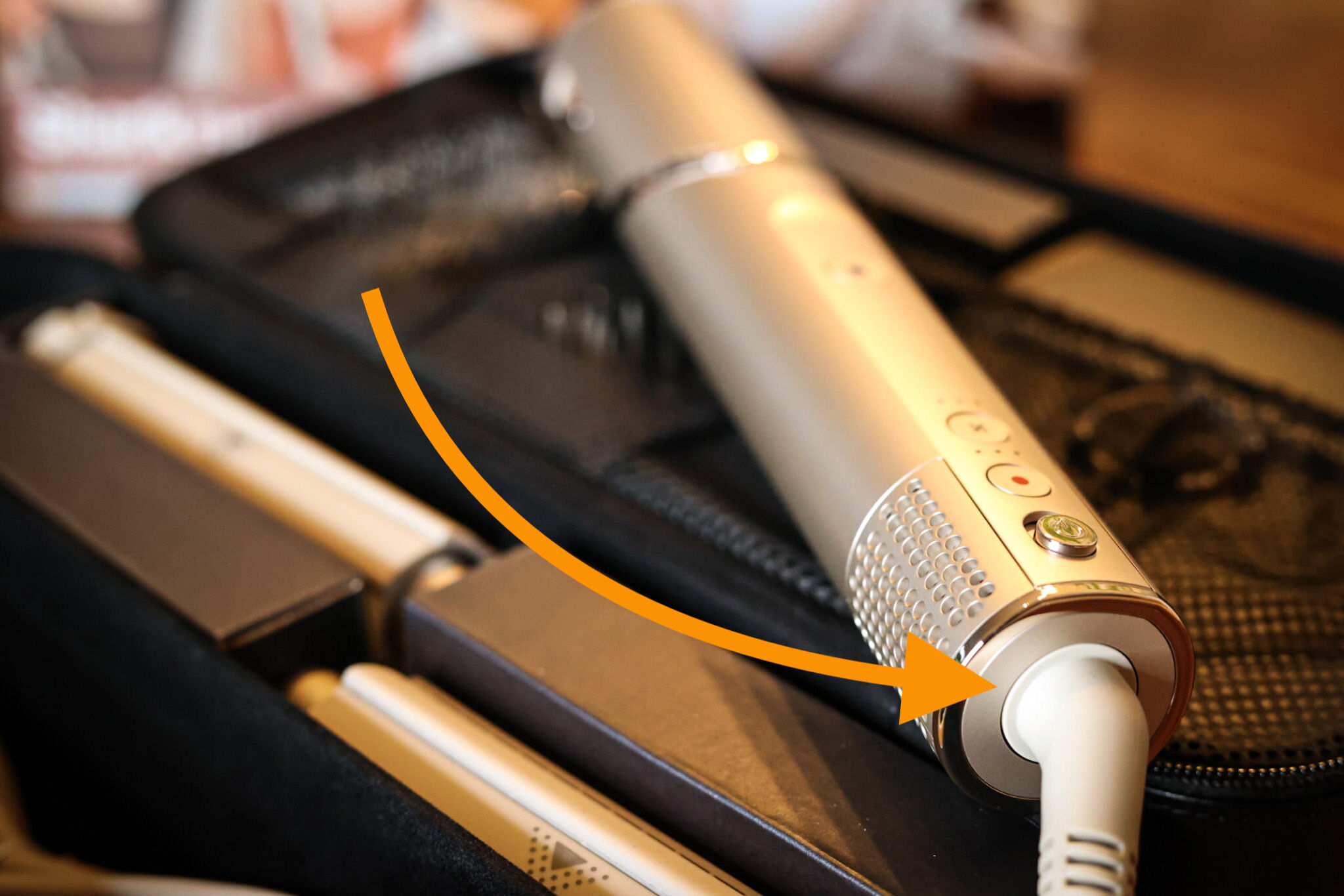 You can see the flexible cable of the Shark FlexStyle.